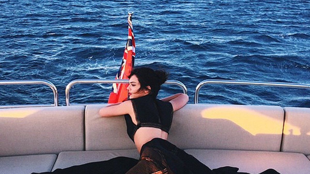 Kendall Jenner chillar på en yacht i Cannes. 